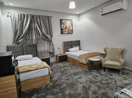 غرفة شذا طيبة المخدومة Shaza Taibah Luxury Room, hotel u Medini