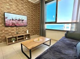 Apartment with sea view, hotel dengan kolam renang di Haifa