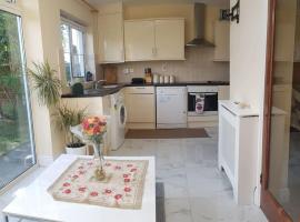 3 Bedroom 3 Bathroom House, Dublin, feriehus i Lucan