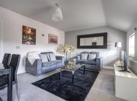 St George Court, Spacious 2BR Apartments, City Centre, Self Check In, Parking, By DerBnB