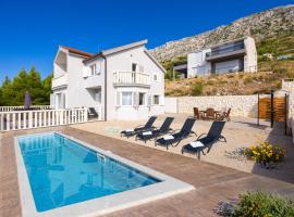 Villa Lea with a beautiful view and swimming pool, Ferienhaus in Stanići