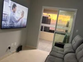 APTO BEIRA MAR - ACONCHEGANTE _ VARANDA GOURMET - WIFI - NETFLIX - TV A CABO - PRAIA GRANDE