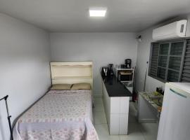 Quitinete Ar Condicionado WIFI Garagem Individual, casa rústica em Goiânia