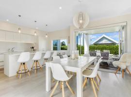 Estuary Bliss Getaway, hotel with parking in Mangawhai