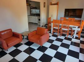 Casa Azul a 5 cuadras del centro y a 8 del mar，位于格塞尔镇的酒店