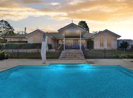 HighGrove Lodge, Luxury Hunter Valley House with Views, Solar-heated Pool, Space, hotel a Millfield