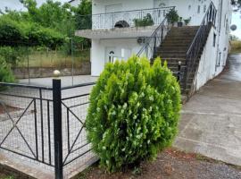 Home garden and big parking, cheap hotel in Tripolis