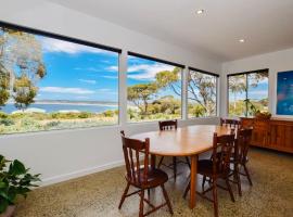 The Old School House, pet-friendly hotel in Emu Bay