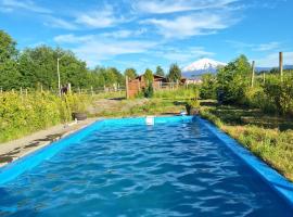 Cabaña con piscina y vista al volcán, hotel amb aparcament a Villarrica