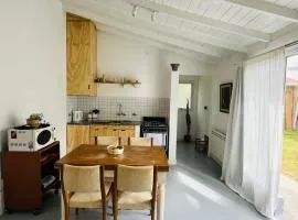 Monoambiente en barrio La Perla con jardín a pocas cuadras de la playa