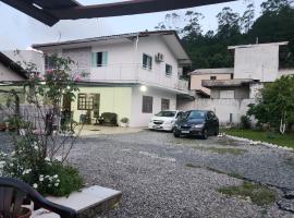 Residencial Silveira, bed & breakfast i Itajaí