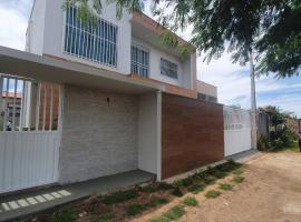 Linda casa a 3 quadras da praia, hotel u gradu 'São Mateus'