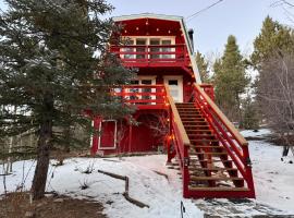 Maison Solange-Red Barn Farmhouse Style- Moonridge、ビッグ・ベアー・レイクのホテル