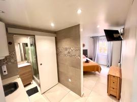 Apartamentos con baño privado frente al metro L5 Barcelona-Hospitalet, hôtel à L'Hospitalet de Llobregat