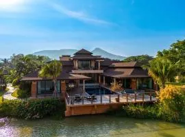 Luxury 5 Bedroom Villa close to Beach! (SRS)