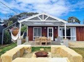 Salty Air Cottage, holiday home in Bream Creek