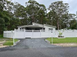 The Bedside Manor, holiday home sa Russell Island
