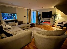 Entire house with a large lounge, holiday home in Leverstock Green