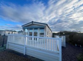 Modern caravan Robin Hood Rhyl, beach hotel in Rhyl