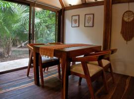 Cabaña Chechen, wooden chalet in tropical garden, hotel in Isla Mujeres