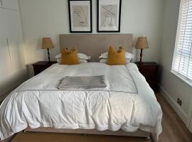 Central town location apartment, hotel dekat St. Aidan's Cathedral, Enniscorthy