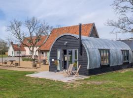 The Nissen Hut at Green Valley Farm, hotel in Laxfield