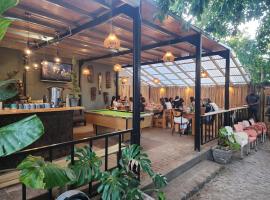 Uthando Backpackers Lodge, hotel in Oudtshoorn