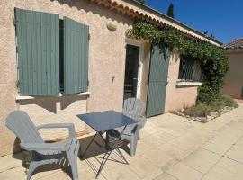 Charmant logement avec piscine proche centre ville, hotel i Montélimar