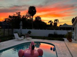 HIDDEN GEM - Family Friendly Pool Home -Welcome, hotell i Naples