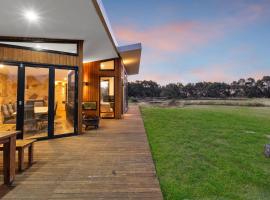 Unique and Modern Farm Stay with Pool and Foosball and Yard, hotell sihtkohas Buninyong