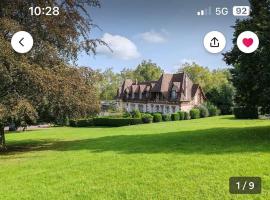 Un appartement dans un château, country house in Deauville