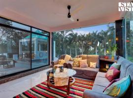 StayVista's Palm Perle Villa - Pet-Friendly Retreat with Terrace, Lawn & Pool Table, αγροικία σε Bhopal