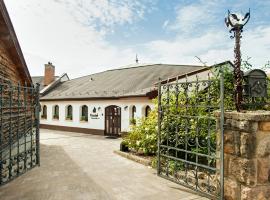 Kostel Panzió, hotel v destinaci Kesztölc