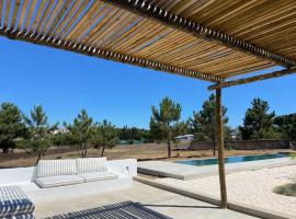 Casa da Pergola - Beach Design Villa Private Pool、サント・アンドレのコテージ