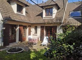 Pretty house with garden at Chatillon center //near porte de versailles, hotel v destinaci Chatillon