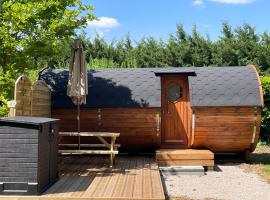 TONNEAU HERBERGEMENT INSOLITE AU CAMPING DES NIERES, hotel v destinaci Ébreuil