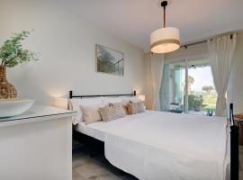 La Cala gorgeous 2 bedroom apartment with stunning gardens, pools and sea views，米哈斯科斯塔的公寓