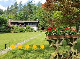Ferienhaus Naturliebe 6000qm Parkgarten am Wald, umzäunt, Kamin, Sauna, hotel in Laubach