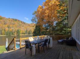 Eko Eau Chalet An Outstanding view that will delight you, hotel in Saint Adolphe D'Howard