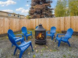 Charming Midtown Bungalow Slumber Village 2, Landhaus in Anchorage