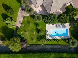 Villa Carini with 3000 mq garden & heated pool, hótel í Castelnuovo del Garda