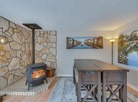 Cozy Nampa Escape with Fireplace and Smart TV!, готель у місті Нампа