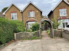 Inviting 4-Bed House near Heathrow with fireplace, hotel a Egham