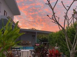 Casa Abundia - Caracoles Studio, hotel in Carrillo