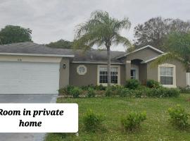 Close to beach, hotel perto de Pepper Beach State Recreation Area, Fort Pierce