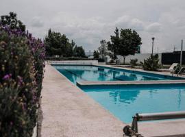 Spectacular House w/ Pool & Amazing Location – hotel z parkingiem w mieście Viñedos