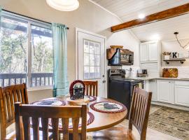 Cozy Cottage with Pool Btwn Knoxville and Pigeon Forge, villa in Strawberry Plains