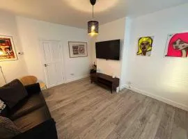 Cool 2 Bed Hornchurch House, Arcade Games, Free Parking