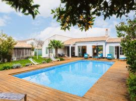 Spacious villa with heated pool โรงแรมในแซงต์-มารี-เด-เร