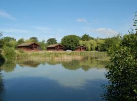 Watermeadow Lakes & Lodges, hotel with parking in North Perrott